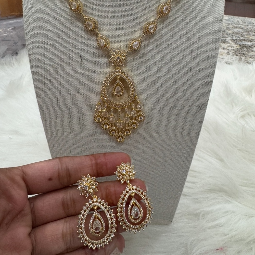 Elegant Gold Necklace and Earring Set